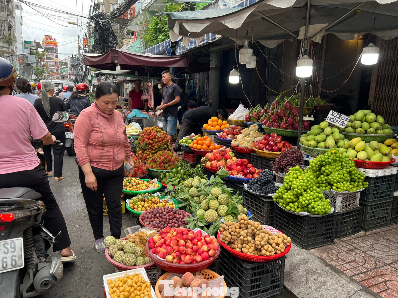 Thị trường rằm tháng Bảy: Trăm người bán, vài người mua - Ảnh 1