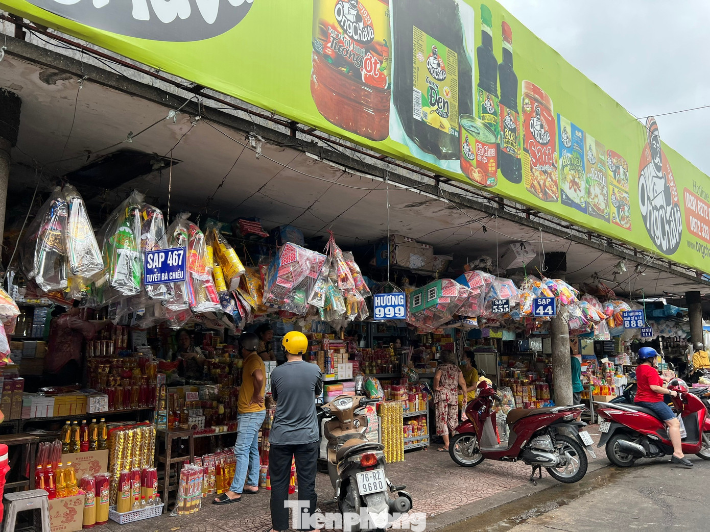 Thị trường rằm tháng Bảy: Trăm người bán, vài người mua - Ảnh 6