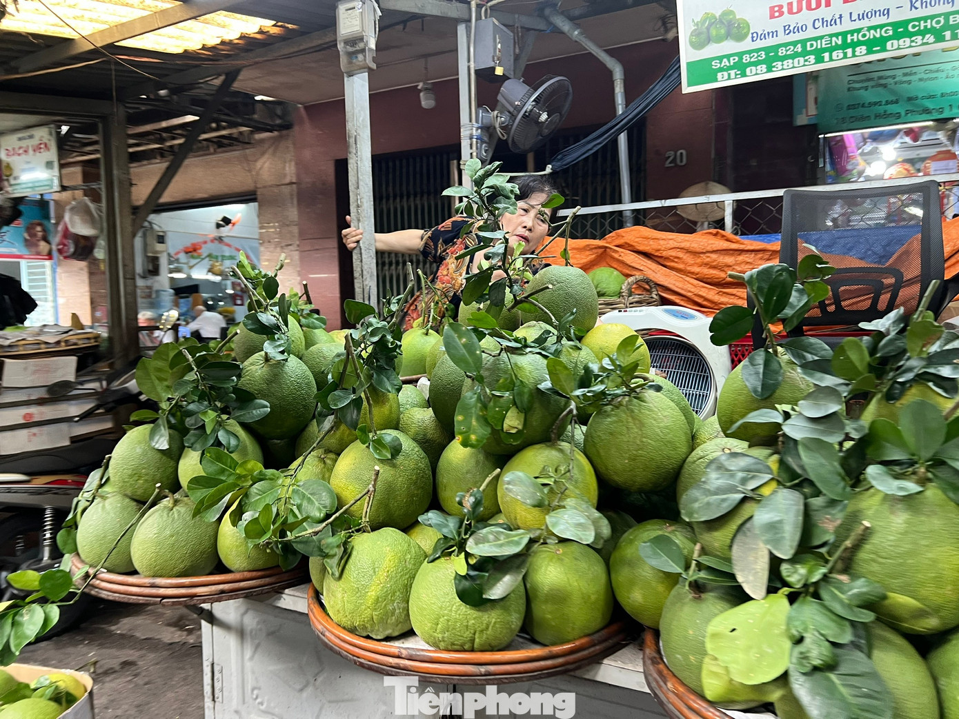 Thị trường rằm tháng Bảy: Trăm người bán, vài người mua - Ảnh 11