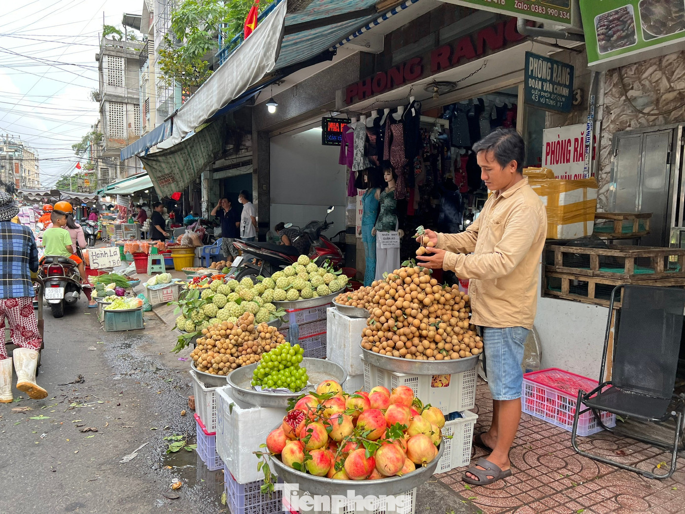 Thị trường rằm tháng Bảy: Trăm người bán, vài người mua - Ảnh 10