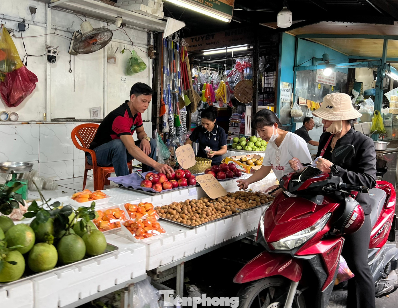 Thị trường rằm tháng Bảy: Trăm người bán, vài người mua - Ảnh 9
