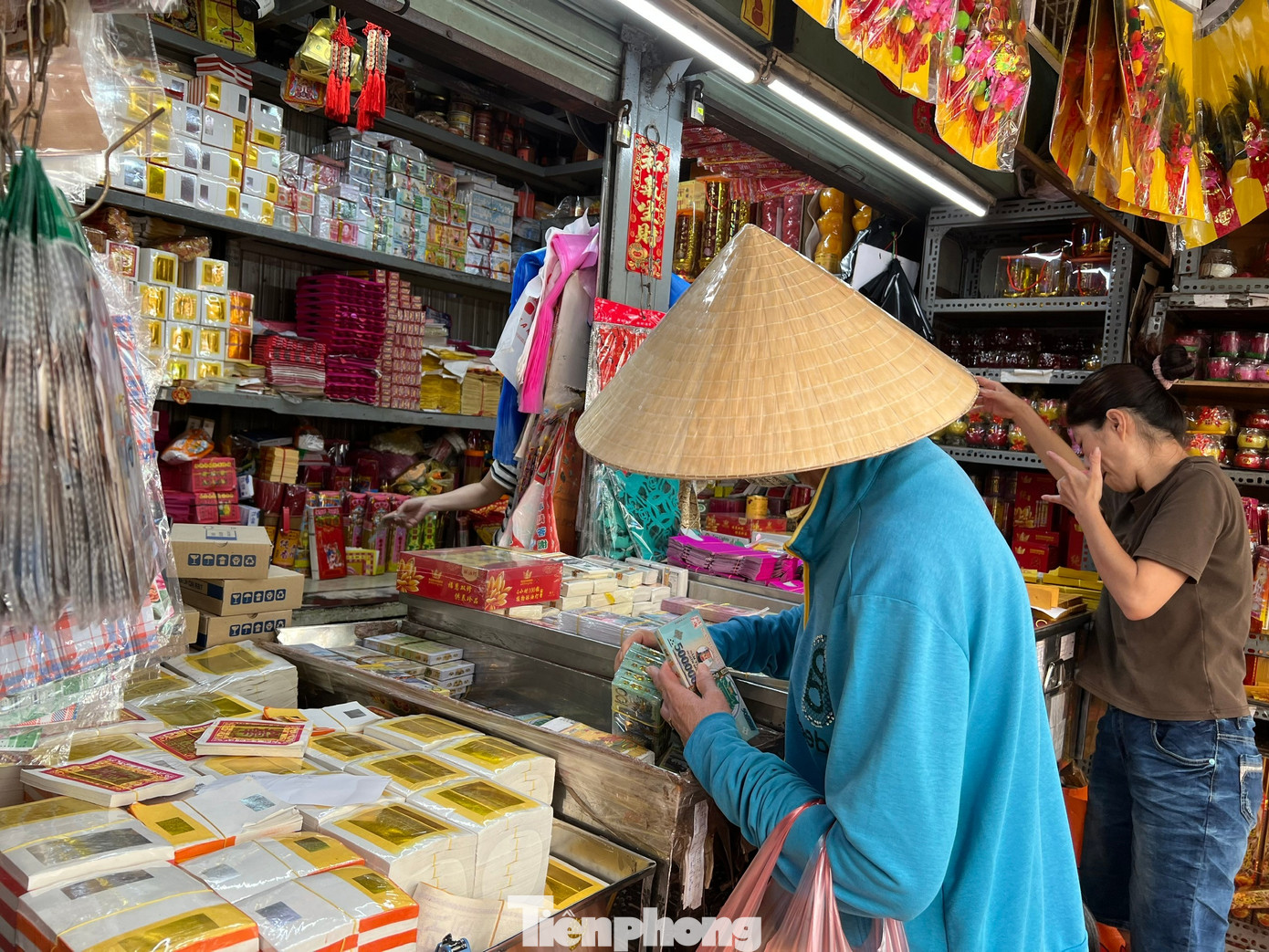 Thị trường rằm tháng Bảy: Trăm người bán, vài người mua - Ảnh 3