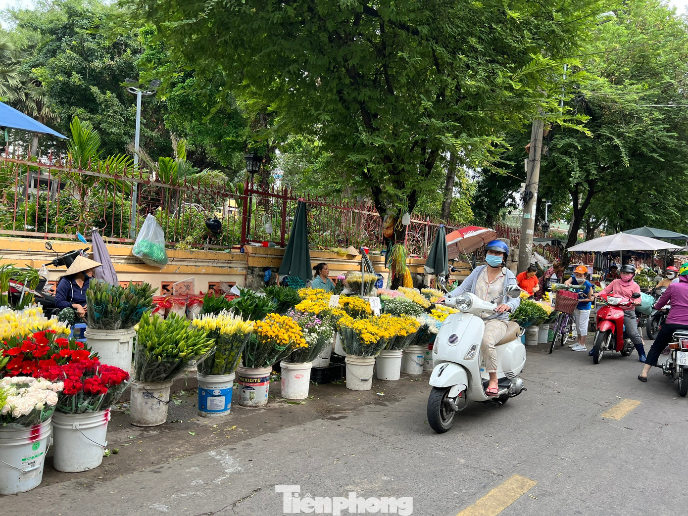 Thị trường rằm tháng Bảy: Trăm người bán, vài người mua - Ảnh 15