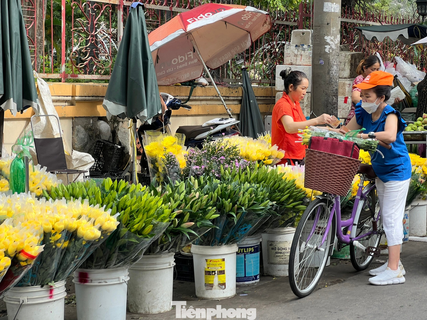 Thị trường rằm tháng Bảy: Trăm người bán, vài người mua - Ảnh 14