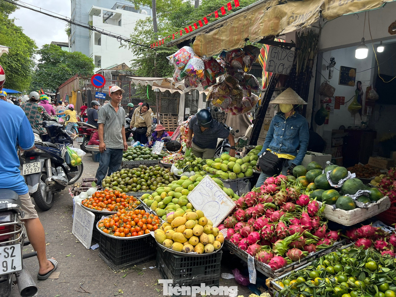 Thị trường rằm tháng Bảy: Trăm người bán, vài người mua - Ảnh 12