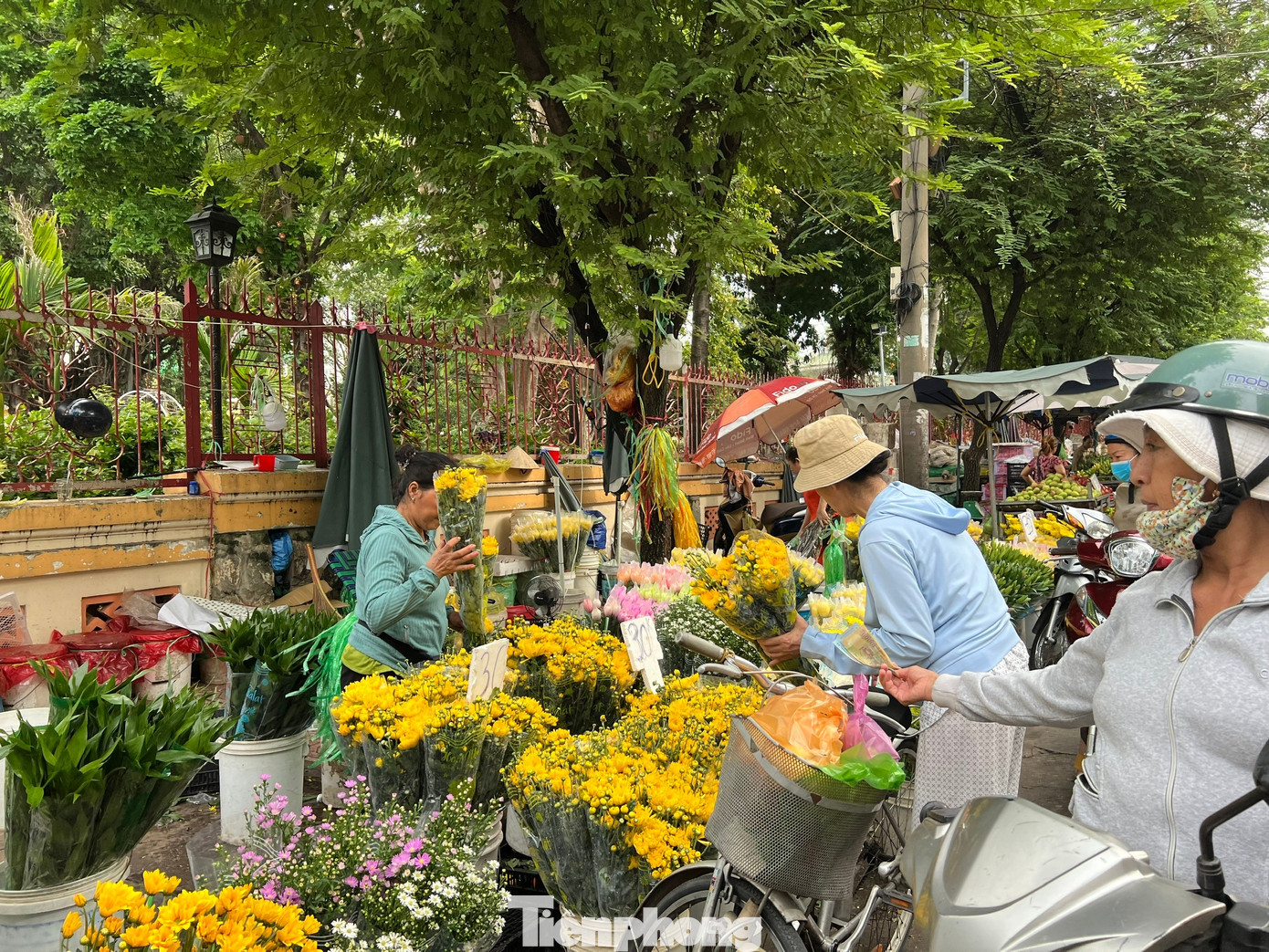 Thị trường rằm tháng Bảy: Trăm người bán, vài người mua - Ảnh 13