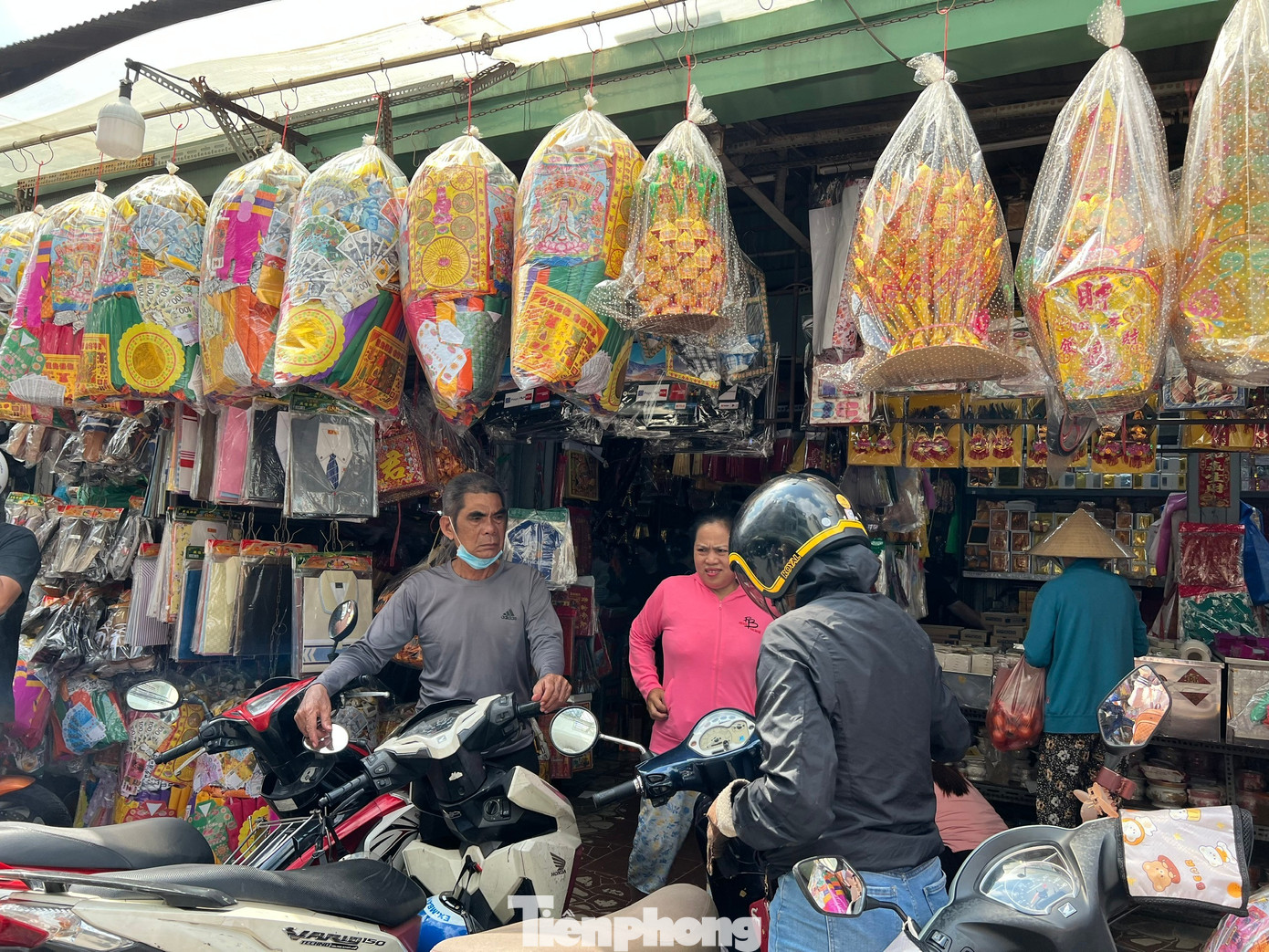 Thị trường rằm tháng Bảy: Trăm người bán, vài người mua - Ảnh 4