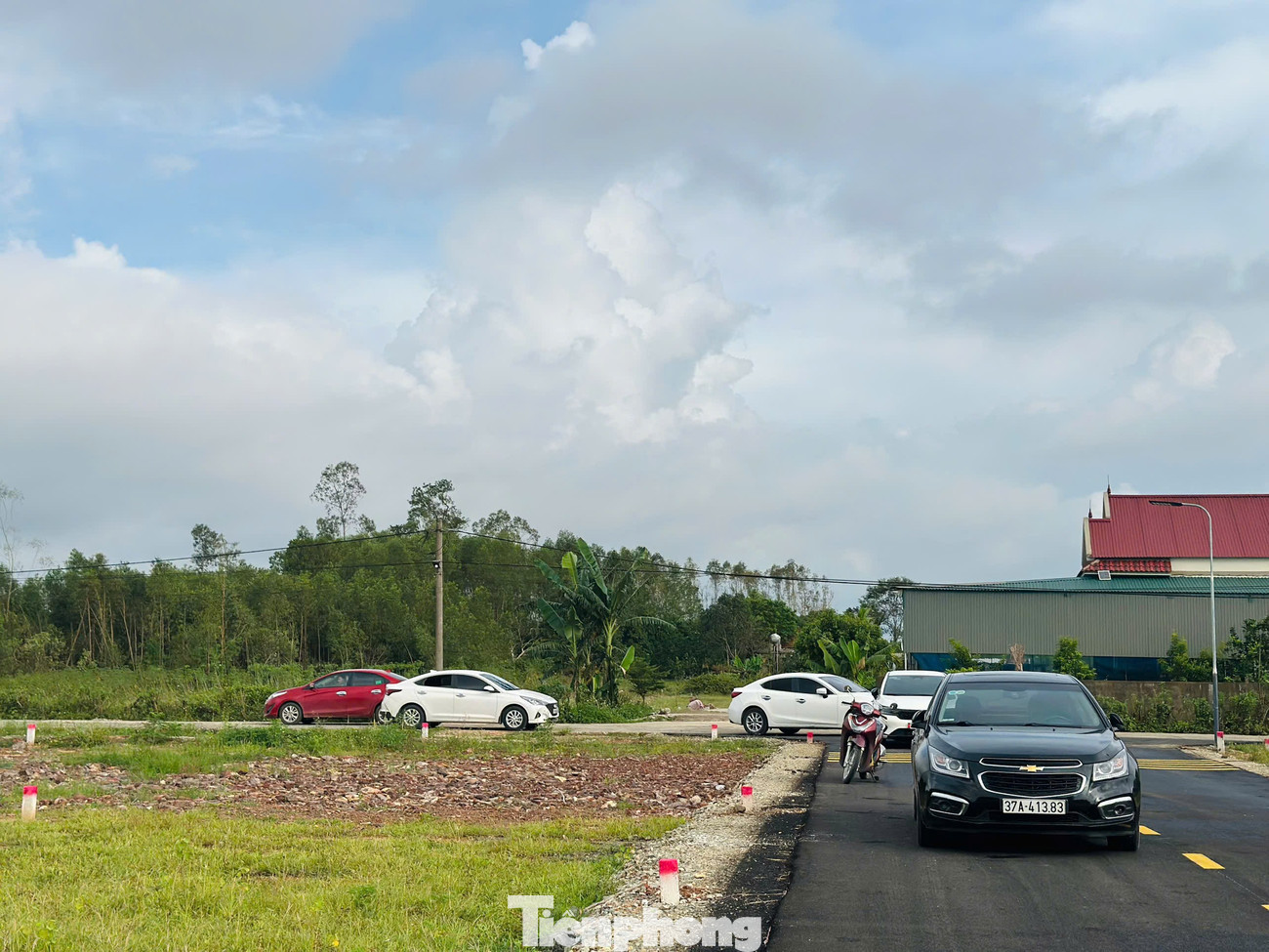 Cảnh tượng ‘cò đất’ ùn ùn đổ về, ô tô đậu kín đường làng sau công bố quy hoạch - Ảnh 5