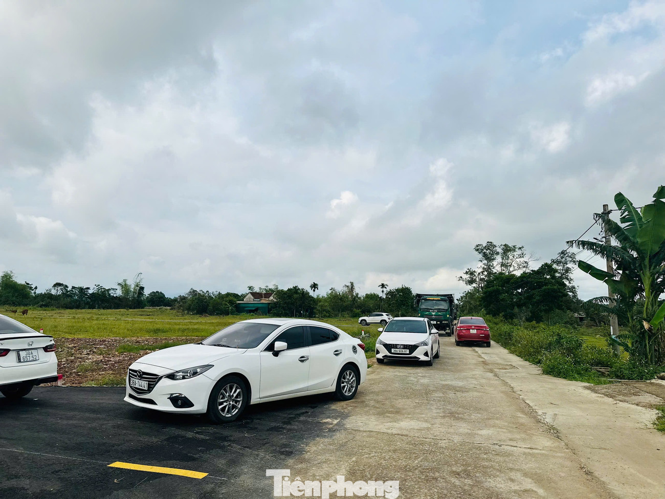 Cảnh tượng ‘cò đất’ ùn ùn đổ về, ô tô đậu kín đường làng sau công bố quy hoạch - Ảnh 4