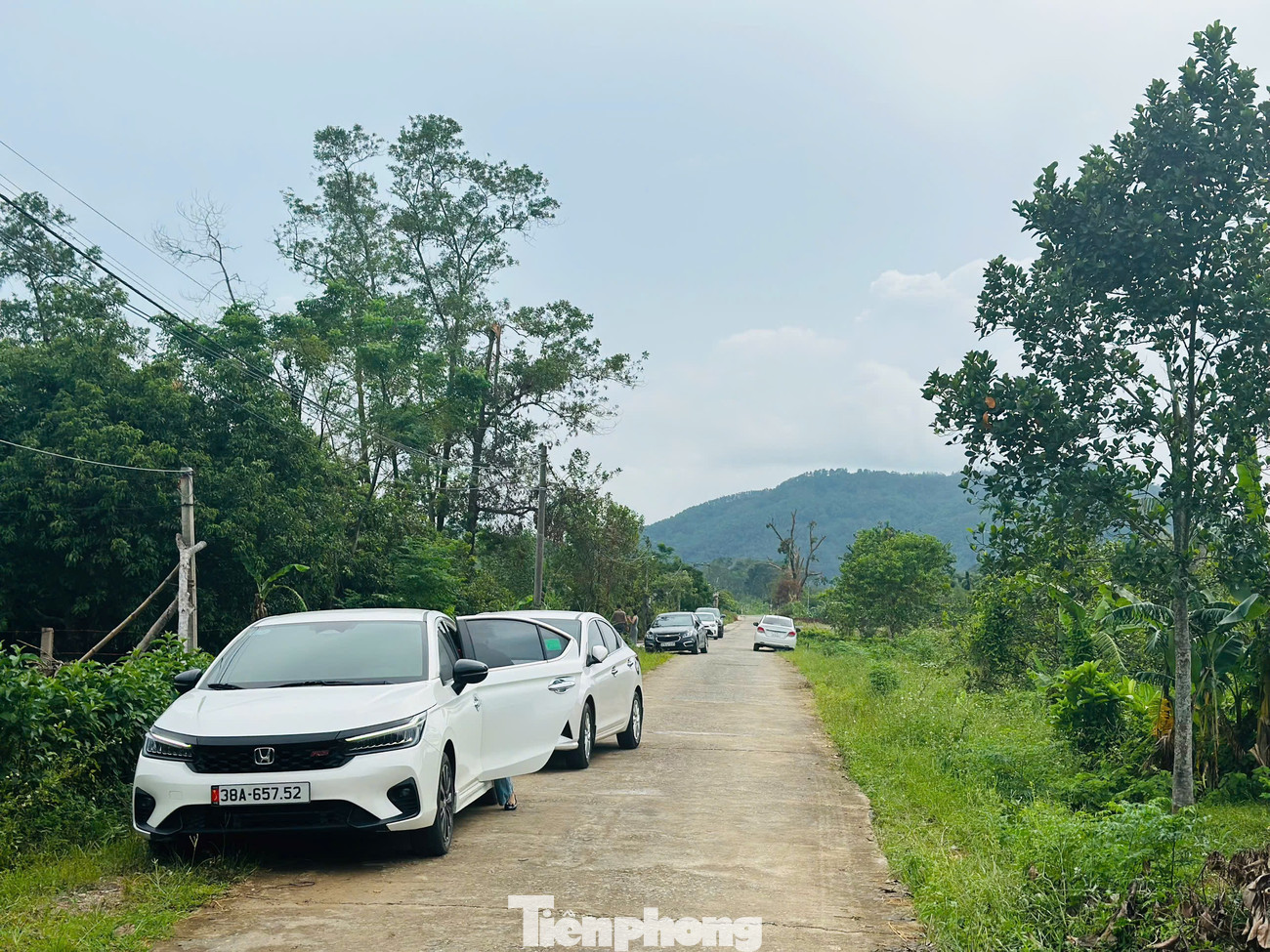 Cảnh tượng ‘cò đất’ ùn ùn đổ về, ô tô đậu kín đường làng sau công bố quy hoạch - Ảnh 9
