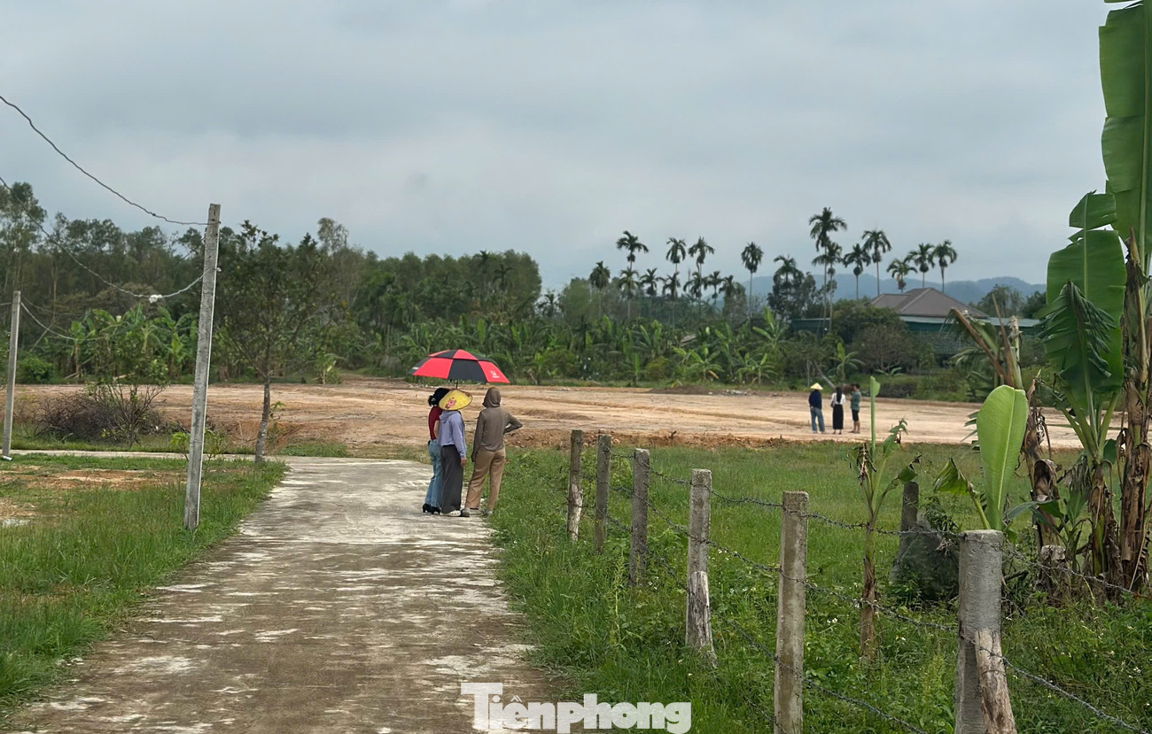 Cảnh tượng ‘cò đất’ ùn ùn đổ về, ô tô đậu kín đường làng sau công bố quy hoạch - Ảnh 2