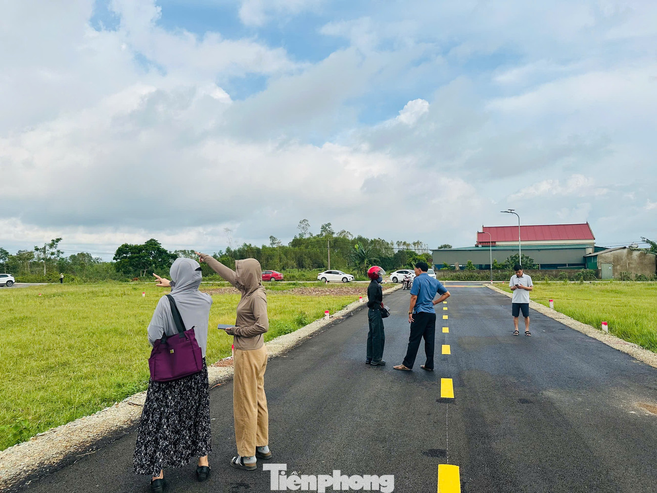 Cảnh tượng ‘cò đất’ ùn ùn đổ về, ô tô đậu kín đường làng sau công bố quy hoạch - Ảnh 6