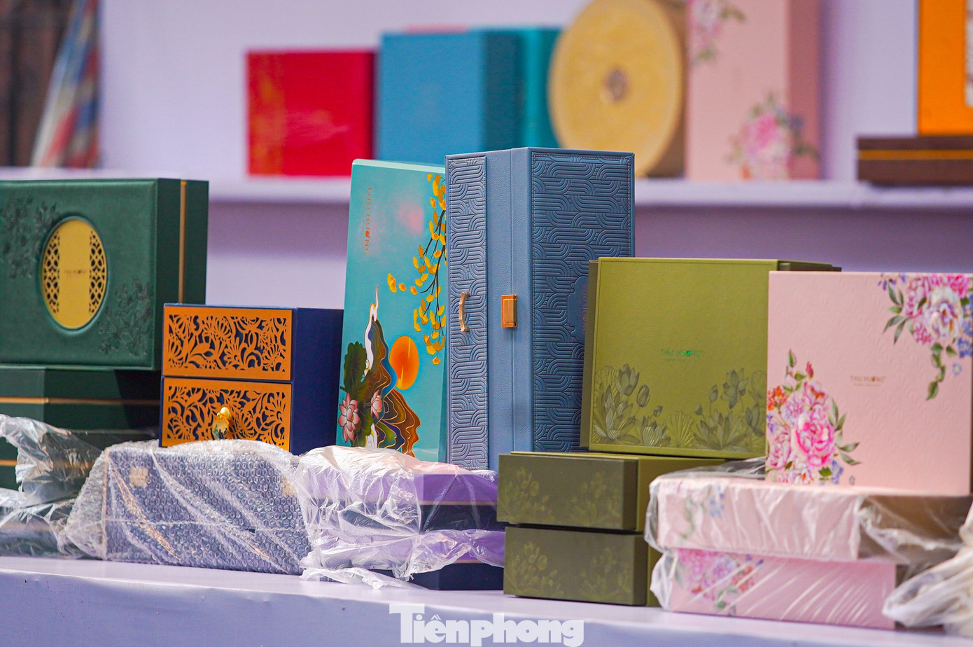 Bánh trung thu 'đổ bộ' khắp phố, tưởng không ế mà... ế không tưởng - Ảnh 7