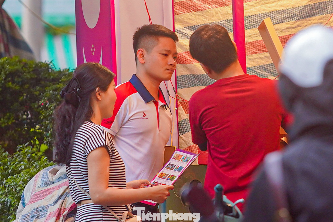 Bánh trung thu 'đổ bộ' khắp phố, tưởng không ế mà... ế không tưởng - Ảnh 12