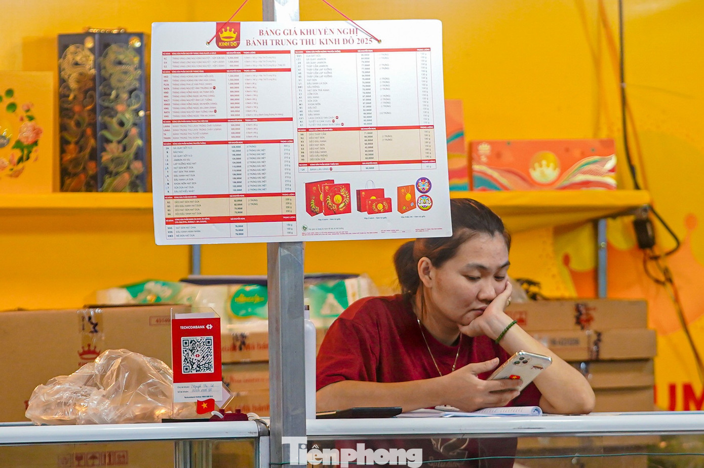 Bánh trung thu 'đổ bộ' khắp phố, tưởng không ế mà... ế không tưởng - Ảnh 10