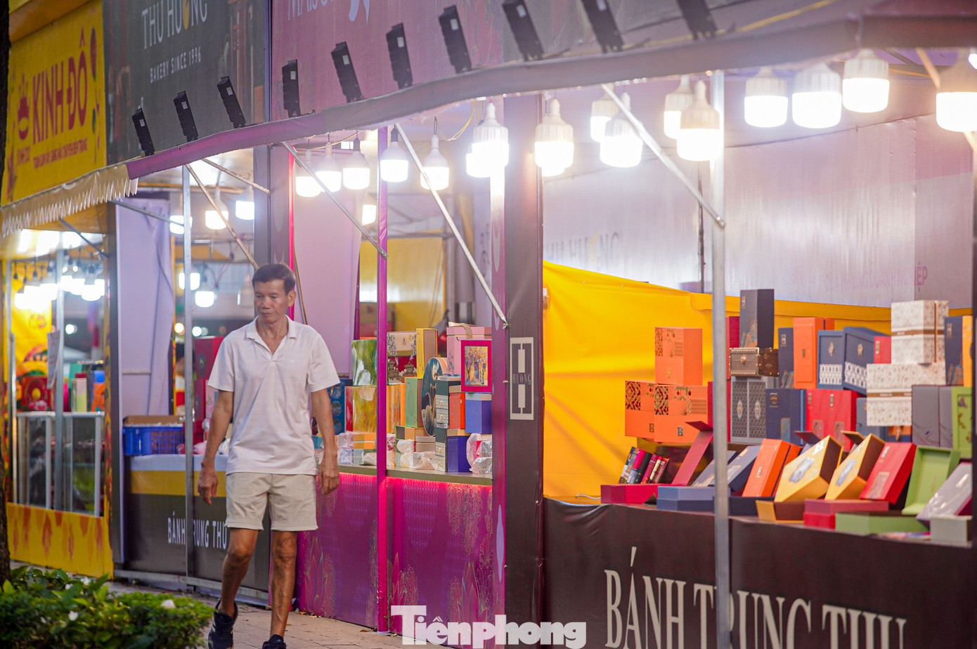 Bánh trung thu 'đổ bộ' khắp phố, tưởng không ế mà... ế không tưởng - Ảnh 3