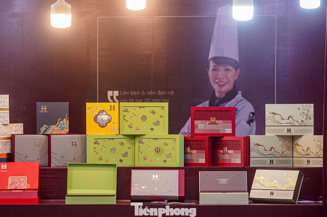 Bánh trung thu 'đổ bộ' khắp phố, tưởng không ế mà... ế không tưởng - Ảnh 8