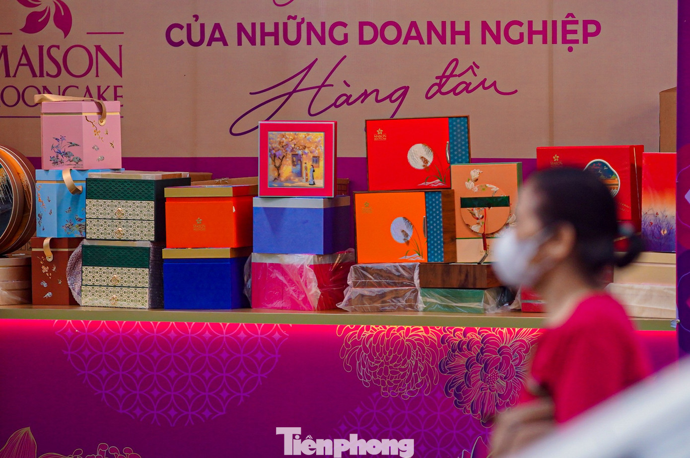 Bánh trung thu 'đổ bộ' khắp phố, tưởng không ế mà... ế không tưởng - Ảnh 17