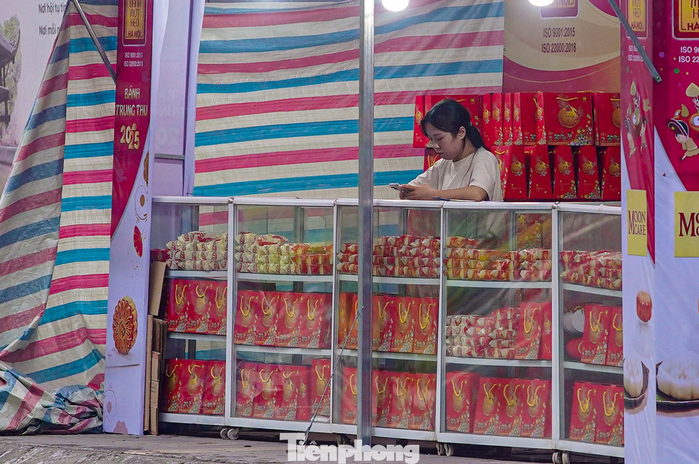 Bánh trung thu 'đổ bộ' khắp phố, tưởng không ế mà... ế không tưởng - Ảnh 4
