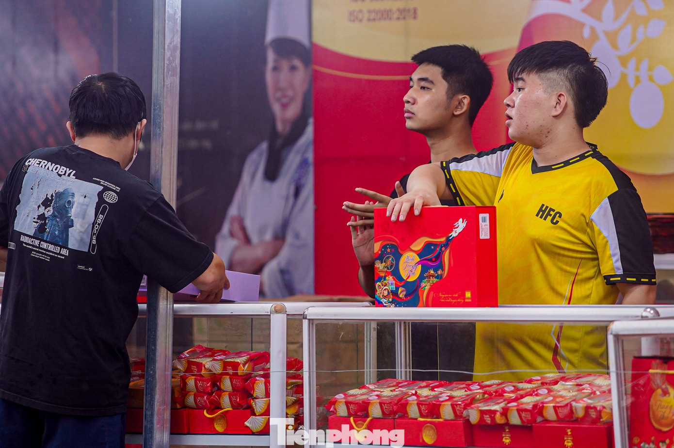 Bánh trung thu 'đổ bộ' khắp phố, tưởng không ế mà... ế không tưởng - Ảnh 15