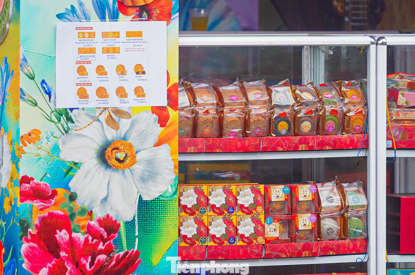 Bánh trung thu 'đổ bộ' khắp phố, tưởng không ế mà... ế không tưởng - Ảnh 14