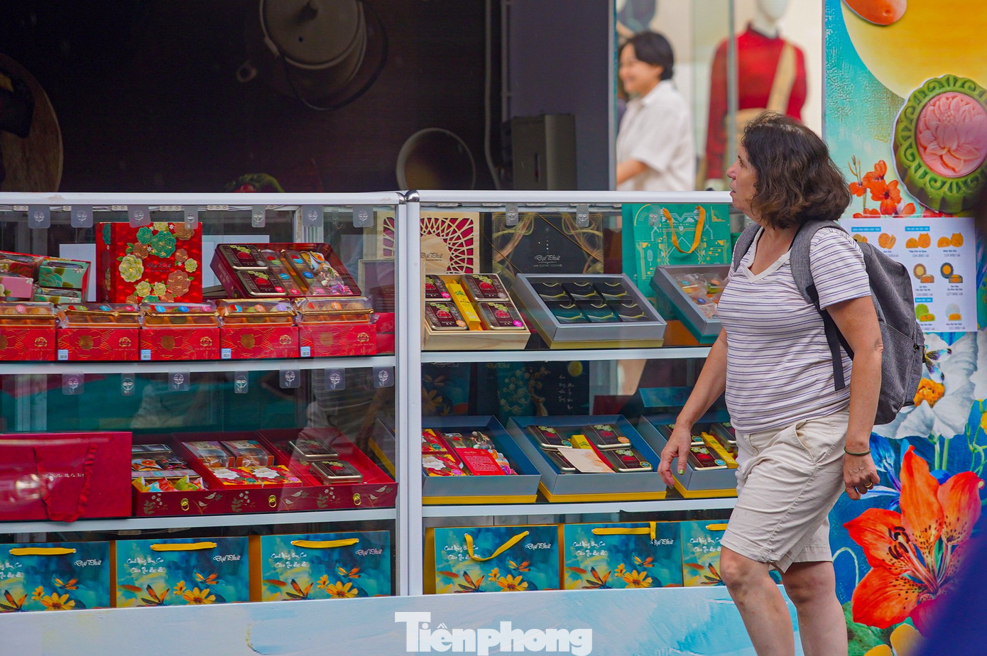 Bánh trung thu 'đổ bộ' khắp phố, tưởng không ế mà... ế không tưởng - Ảnh 16