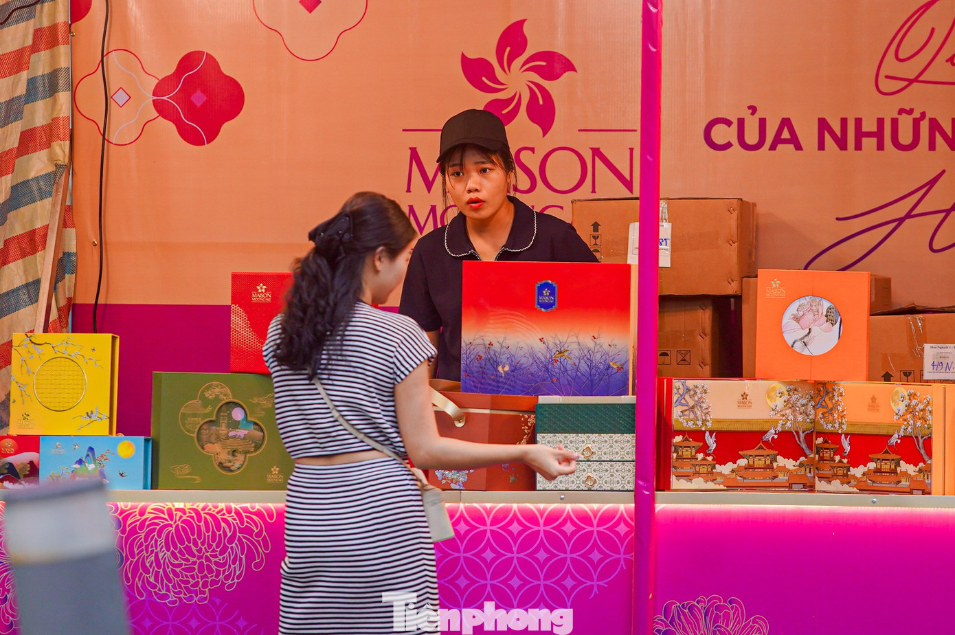 Bánh trung thu 'đổ bộ' khắp phố, tưởng không ế mà... ế không tưởng - Ảnh 9