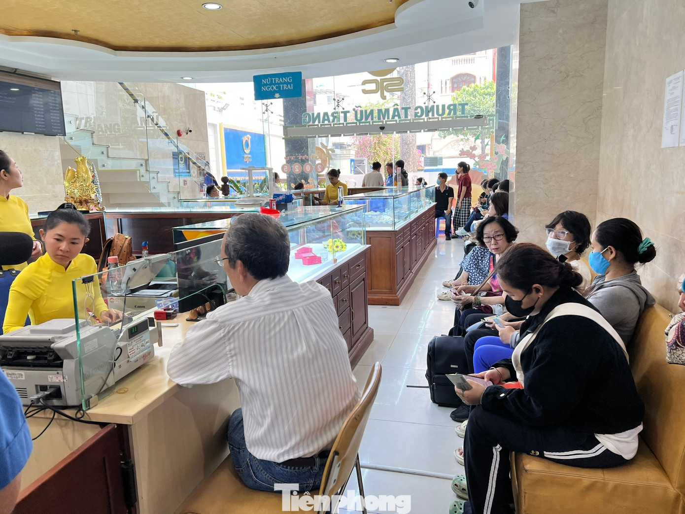 Khuyến cáo việc người dân xếp hàng mua vàng - Ảnh 2