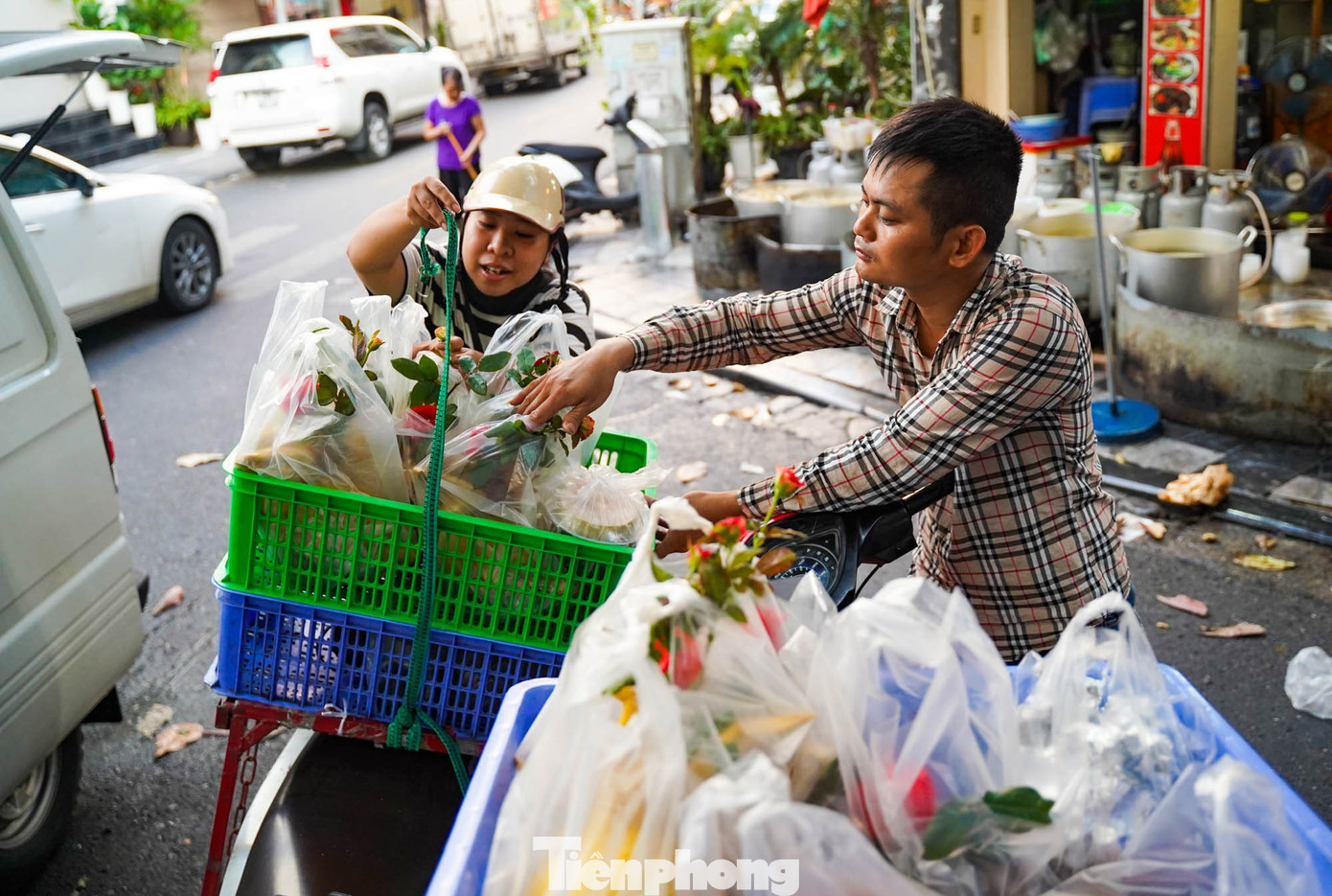 Chợ “nhà giàu” Hà Nội sáng Rằm tháng 7: Gà ngậm hoa hồng giá nửa triệu đồng một con - Ảnh 14