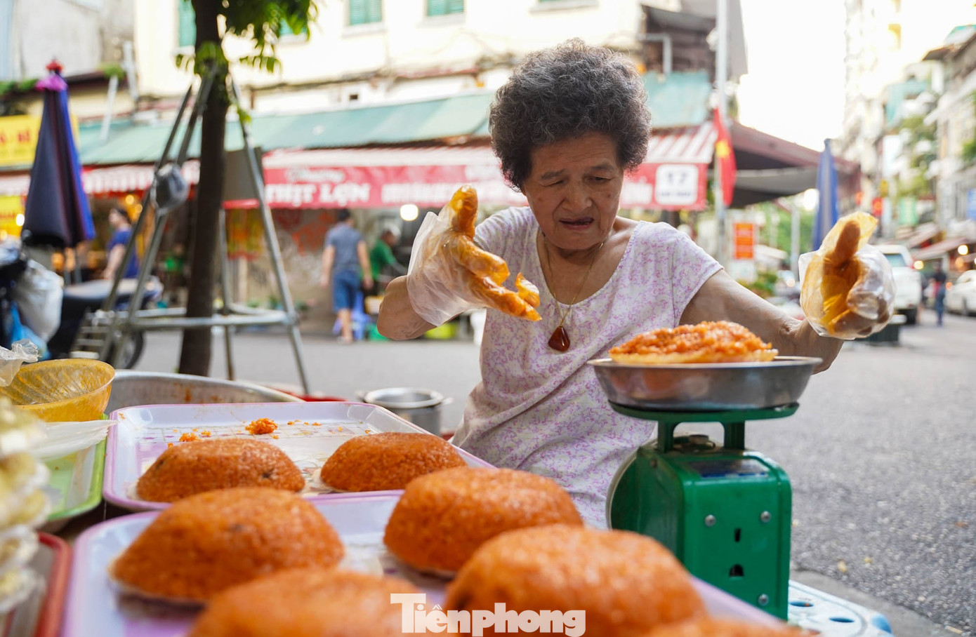 Chợ “nhà giàu” Hà Nội sáng Rằm tháng 7: Gà ngậm hoa hồng giá nửa triệu đồng một con - Ảnh 8