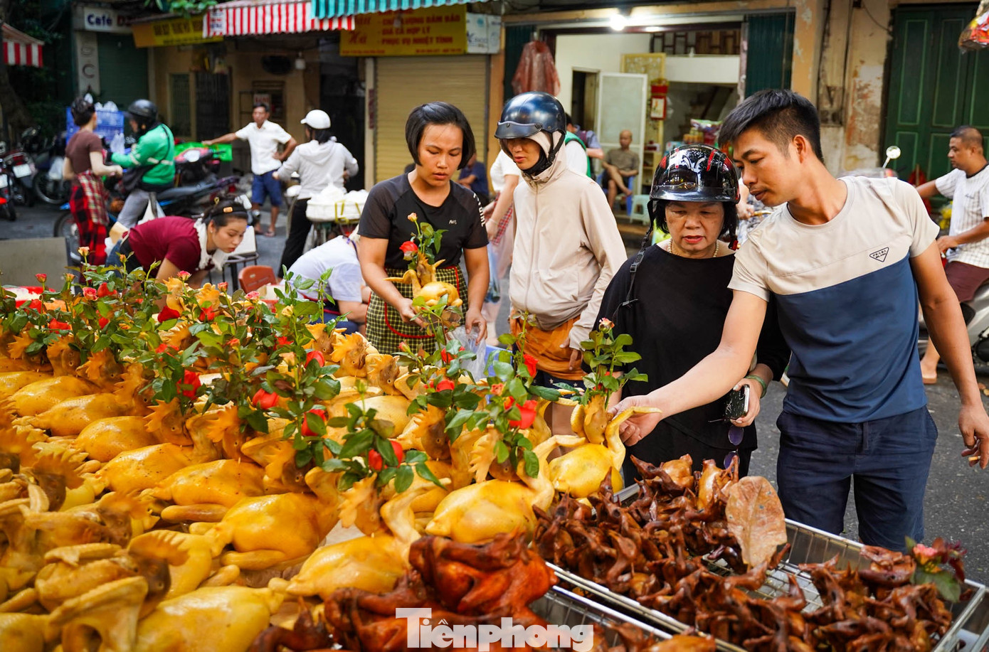 Chợ “nhà giàu” Hà Nội sáng Rằm tháng 7: Gà ngậm hoa hồng giá nửa triệu đồng một con - Ảnh 4