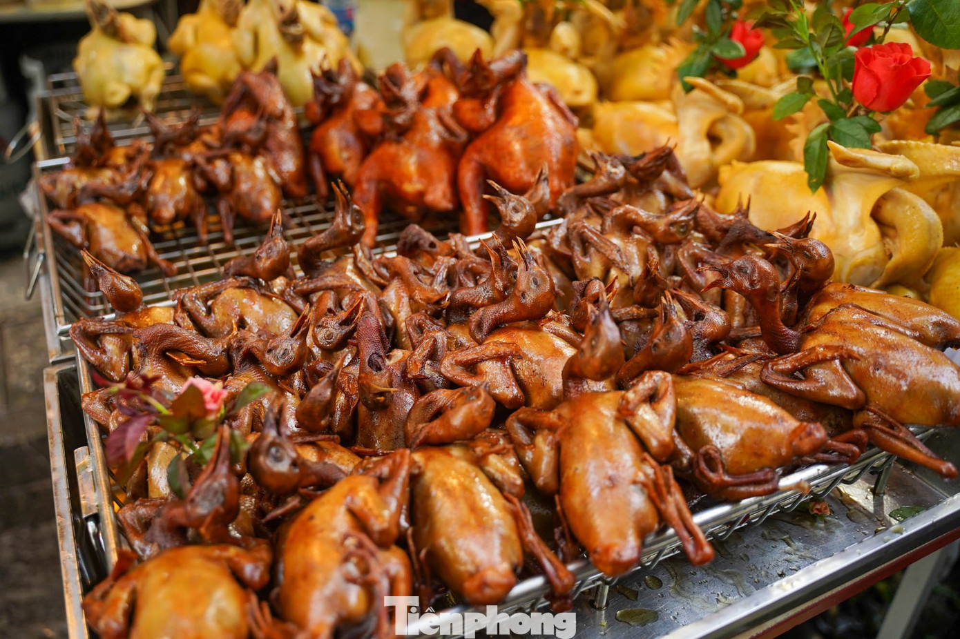 Chợ “nhà giàu” Hà Nội sáng Rằm tháng 7: Gà ngậm hoa hồng giá nửa triệu đồng một con - Ảnh 12