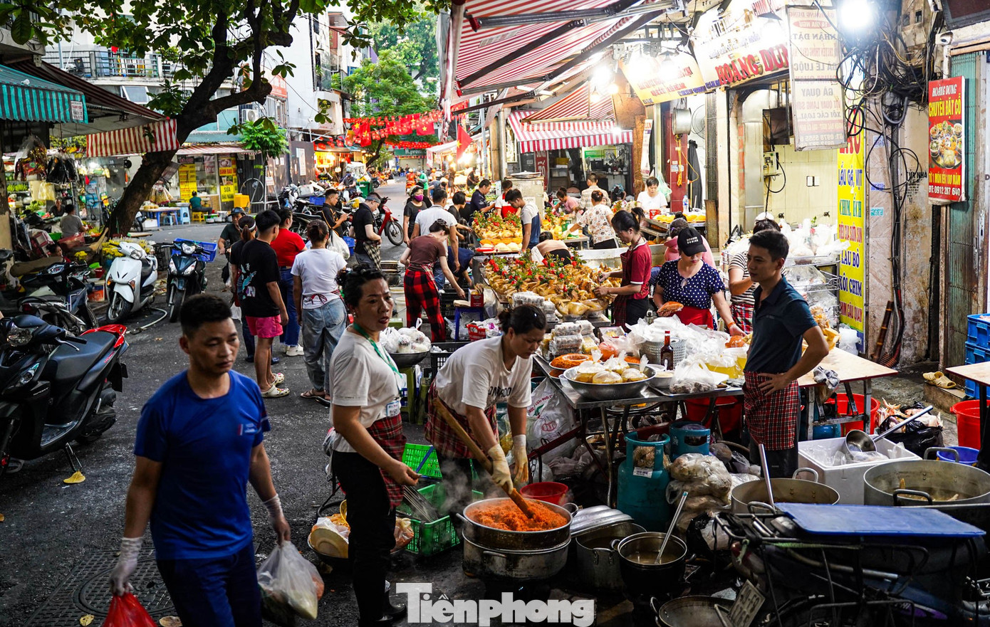 Chợ “nhà giàu” Hà Nội sáng Rằm tháng 7: Gà ngậm hoa hồng giá nửa triệu đồng một con - Ảnh 1
