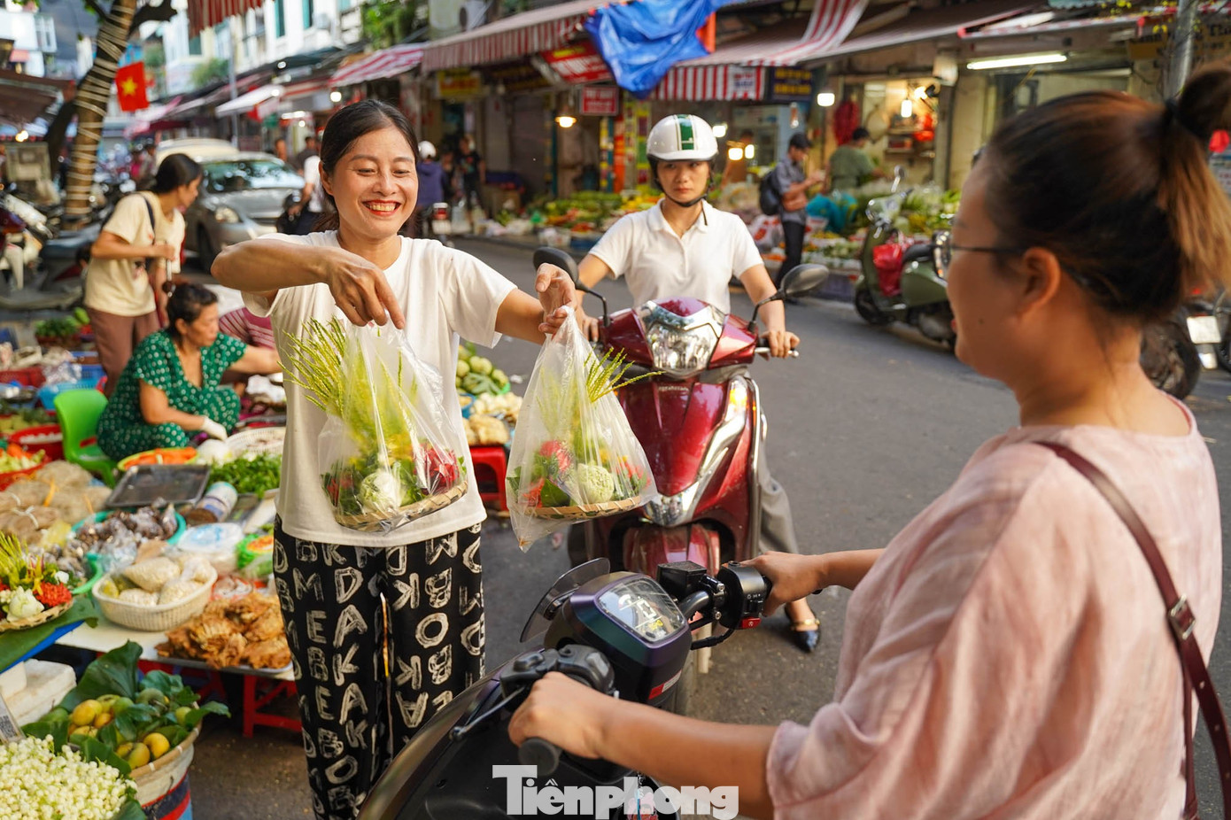 Chợ “nhà giàu” Hà Nội sáng Rằm tháng 7: Gà ngậm hoa hồng giá nửa triệu đồng một con - Ảnh 17