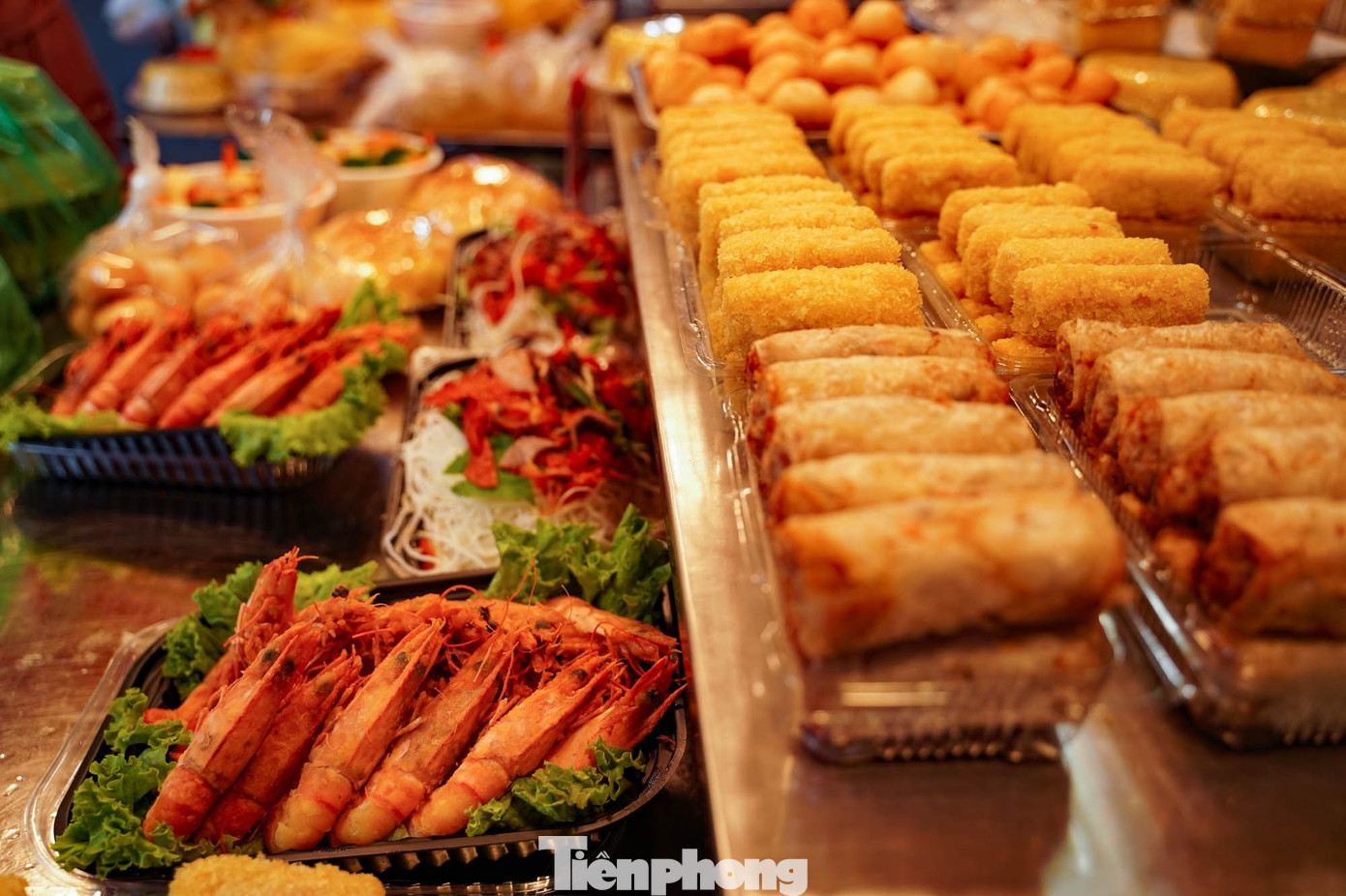 Chợ “nhà giàu” Hà Nội sáng Rằm tháng 7: Gà ngậm hoa hồng giá nửa triệu đồng một con - Ảnh 11