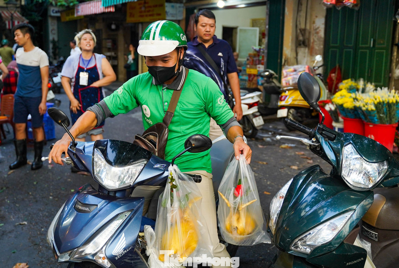 Chợ “nhà giàu” Hà Nội sáng Rằm tháng 7: Gà ngậm hoa hồng giá nửa triệu đồng một con - Ảnh 5