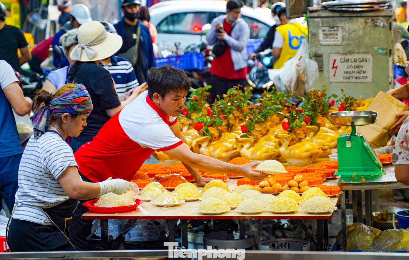 Chợ “nhà giàu” Hà Nội sáng Rằm tháng 7: Gà ngậm hoa hồng giá nửa triệu đồng một con - Ảnh 21