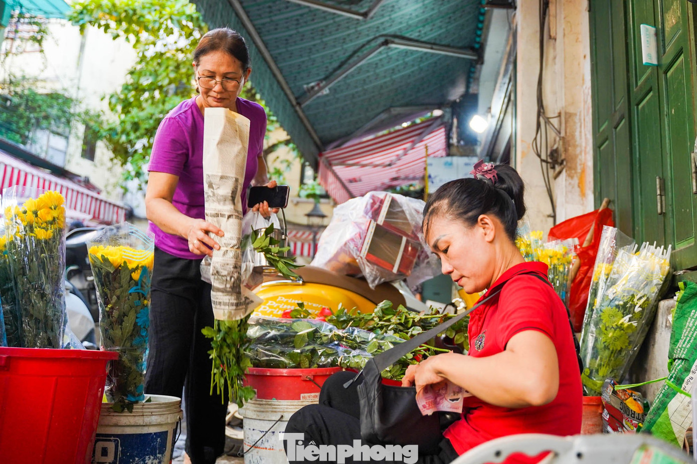 Chợ “nhà giàu” Hà Nội sáng Rằm tháng 7: Gà ngậm hoa hồng giá nửa triệu đồng một con - Ảnh 15