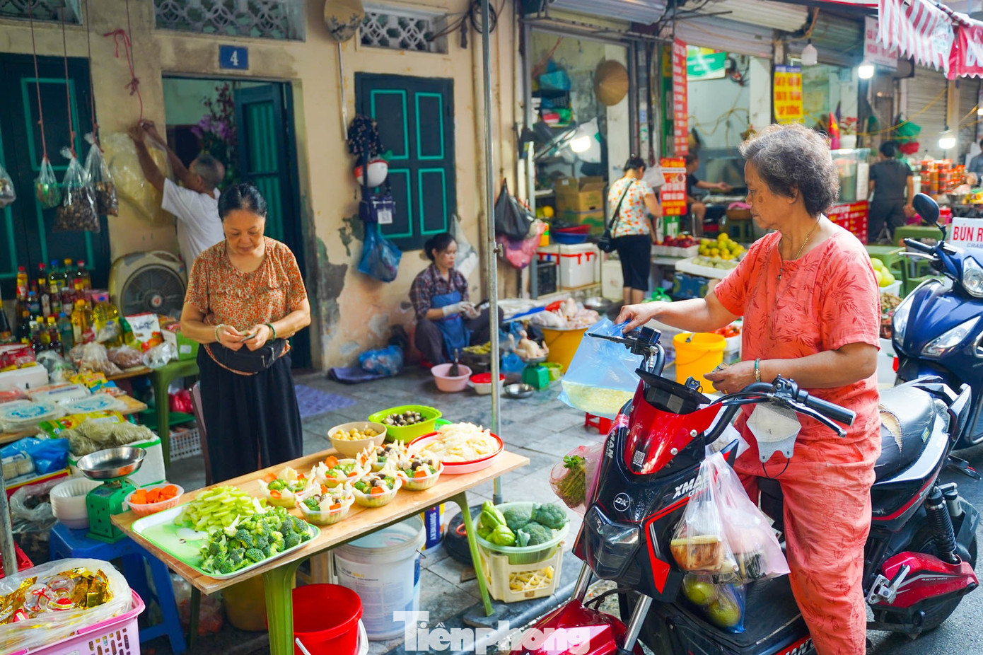 Chợ “nhà giàu” Hà Nội sáng Rằm tháng 7: Gà ngậm hoa hồng giá nửa triệu đồng một con - Ảnh 20
