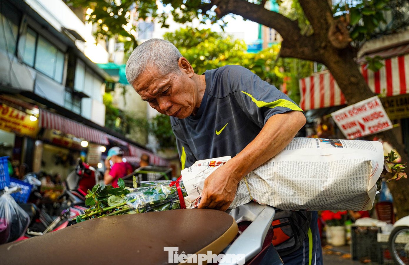 Chợ “nhà giàu” Hà Nội sáng Rằm tháng 7: Gà ngậm hoa hồng giá nửa triệu đồng một con - Ảnh 19
