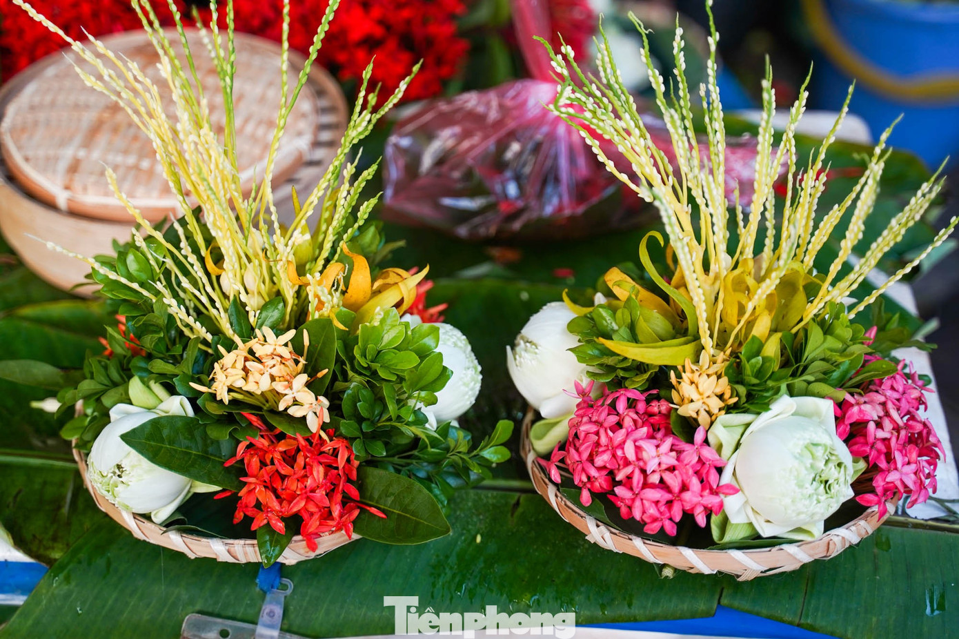 Chợ “nhà giàu” Hà Nội sáng Rằm tháng 7: Gà ngậm hoa hồng giá nửa triệu đồng một con - Ảnh 16