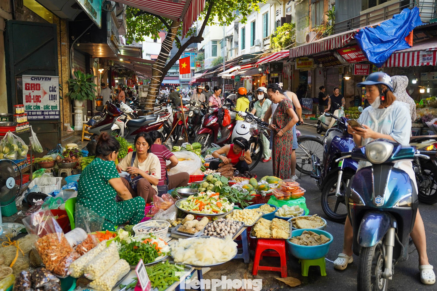 Chợ “nhà giàu” Hà Nội sáng Rằm tháng 7: Gà ngậm hoa hồng giá nửa triệu đồng một con - Ảnh 18