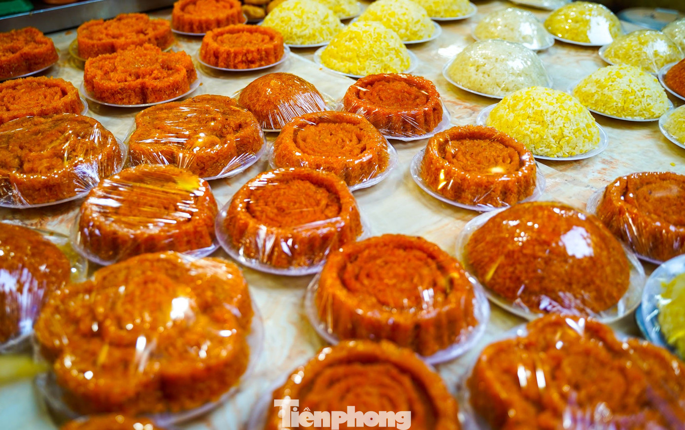 Chợ “nhà giàu” Hà Nội sáng Rằm tháng 7: Gà ngậm hoa hồng giá nửa triệu đồng một con - Ảnh 9