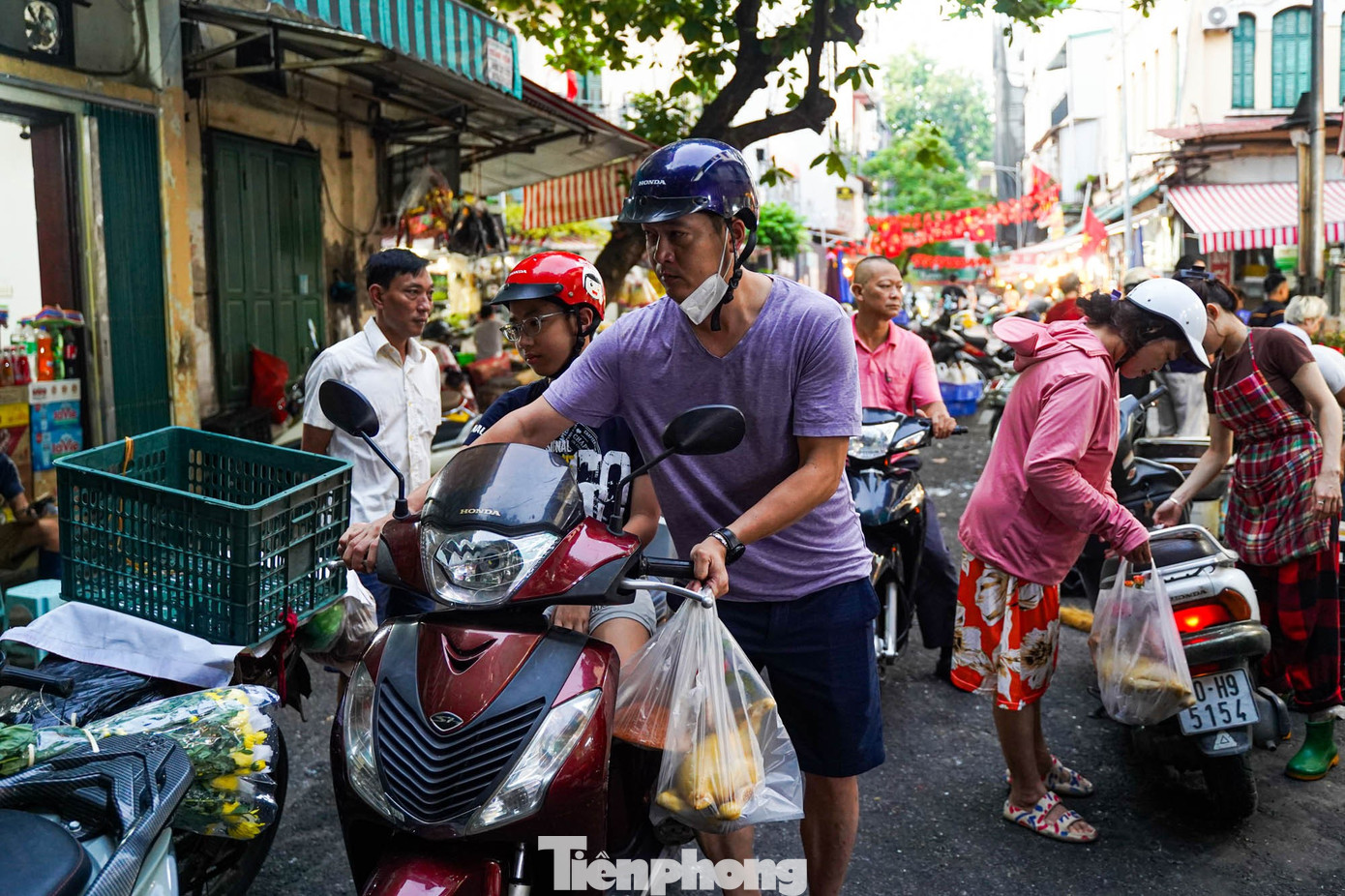 Chợ “nhà giàu” Hà Nội sáng Rằm tháng 7: Gà ngậm hoa hồng giá nửa triệu đồng một con - Ảnh 2