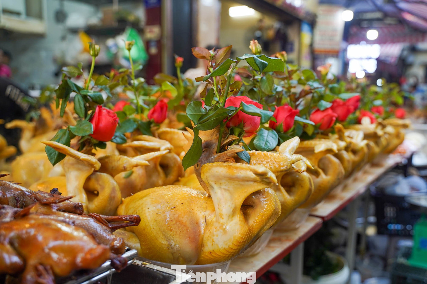 Chợ “nhà giàu” Hà Nội sáng Rằm tháng 7: Gà ngậm hoa hồng giá nửa triệu đồng một con - Ảnh 3