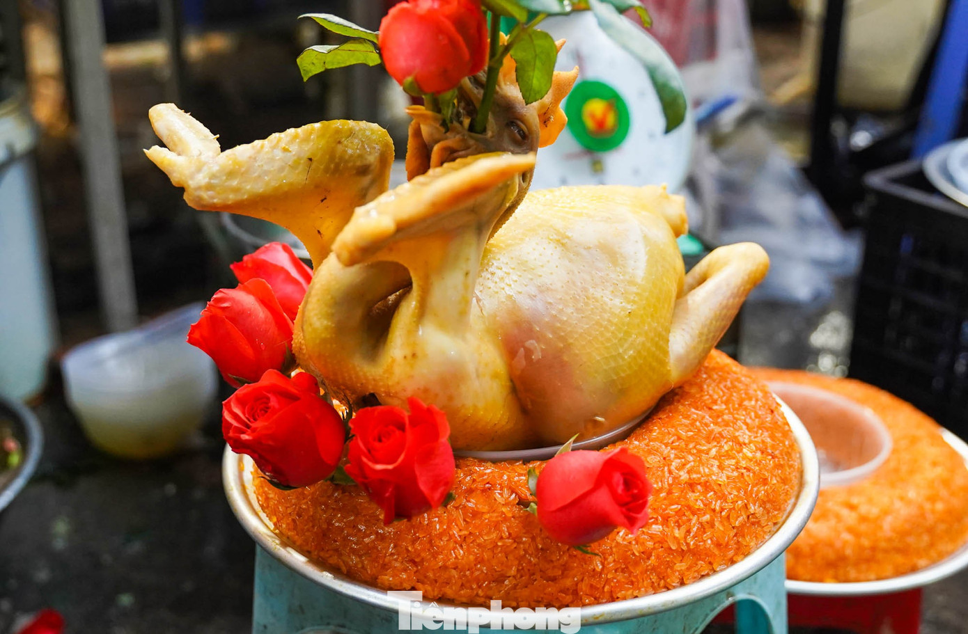 Chợ “nhà giàu” Hà Nội sáng Rằm tháng 7: Gà ngậm hoa hồng giá nửa triệu đồng một con - Ảnh 6