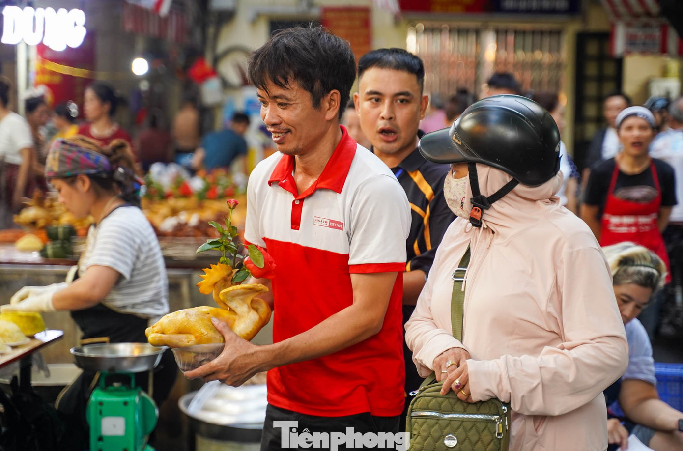 Chợ “nhà giàu” Hà Nội sáng Rằm tháng 7: Gà ngậm hoa hồng giá nửa triệu đồng một con - Ảnh 7