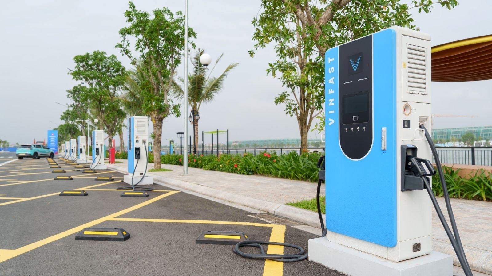 Trạm sạc xe điện 1.200 cổng lớn chưa từng có của tỷ phú Phạm Nhật Vượng tại công trình Top 10 thế giới - Ảnh 3