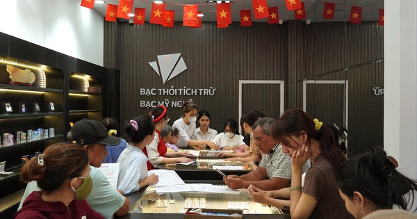 Giá bạc lập đỉnh cao nhất hơn một thập kỷ, người dân xếp hàng mua khiến bạc "cháy hàng"