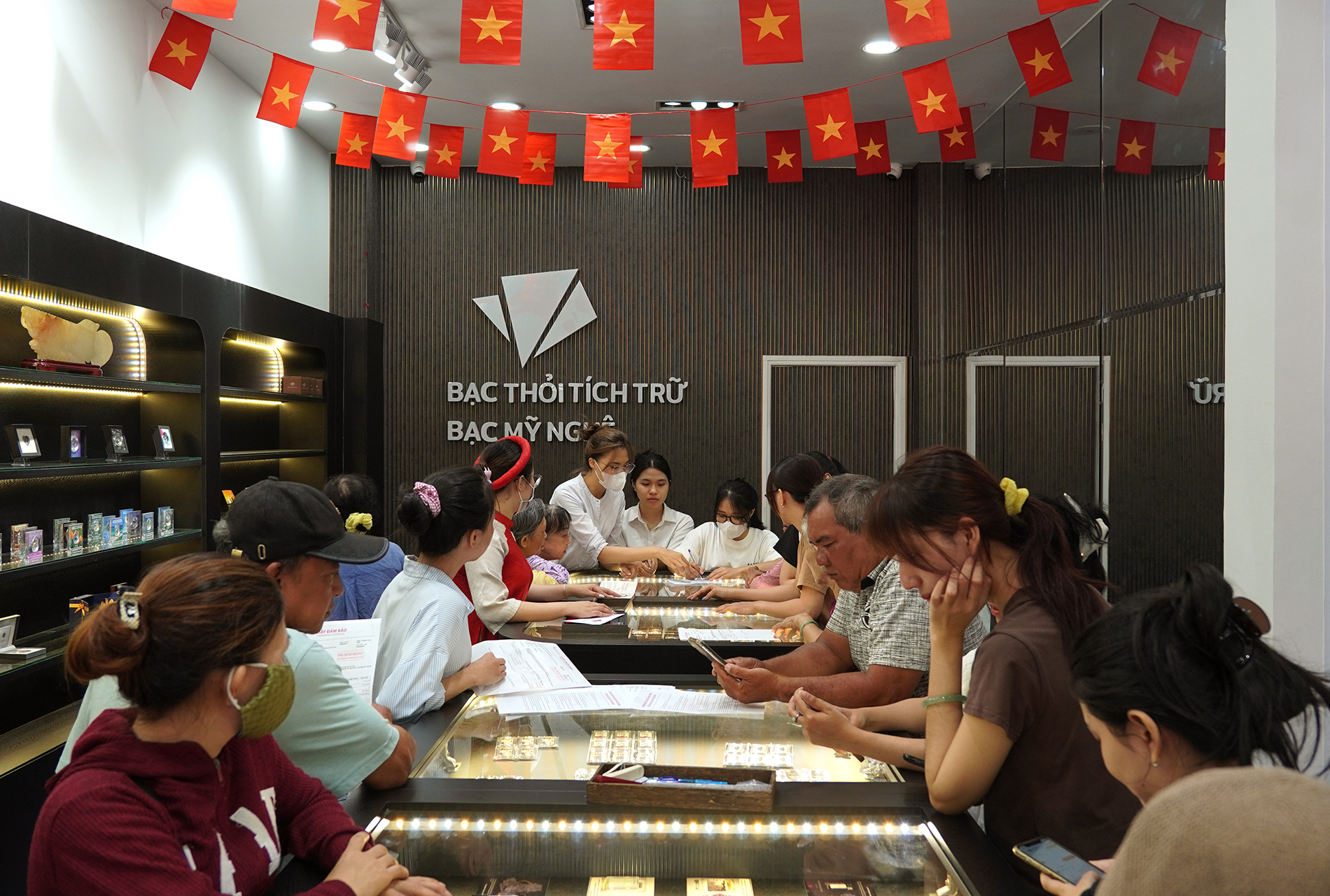 Giá bạc lập đỉnh cao nhất hơn một thập kỷ, người dân xếp hàng mua khiến bạc "cháy hàng" - Ảnh 1